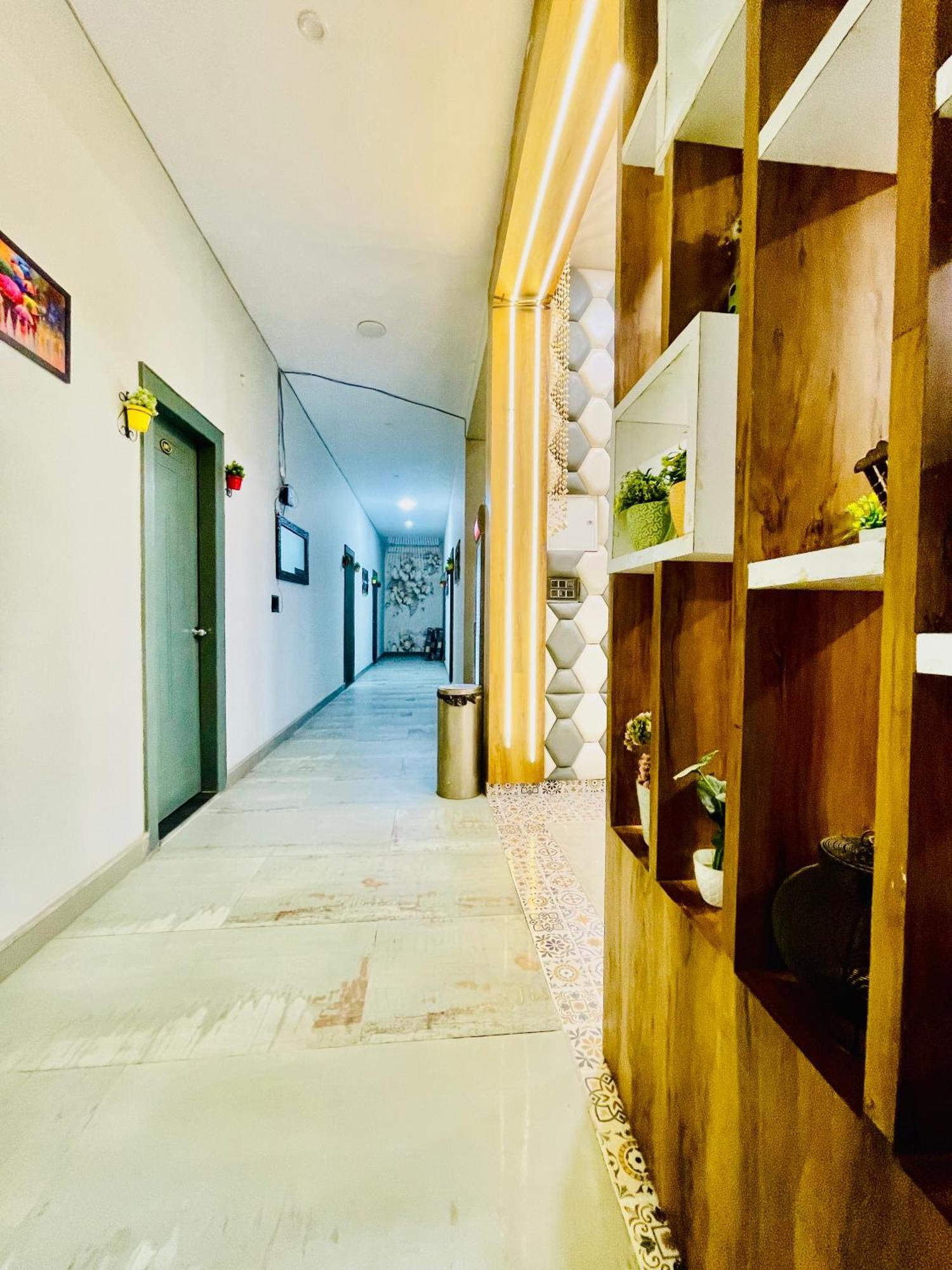 Hotel Gt International Tajganj Bagian luar foto