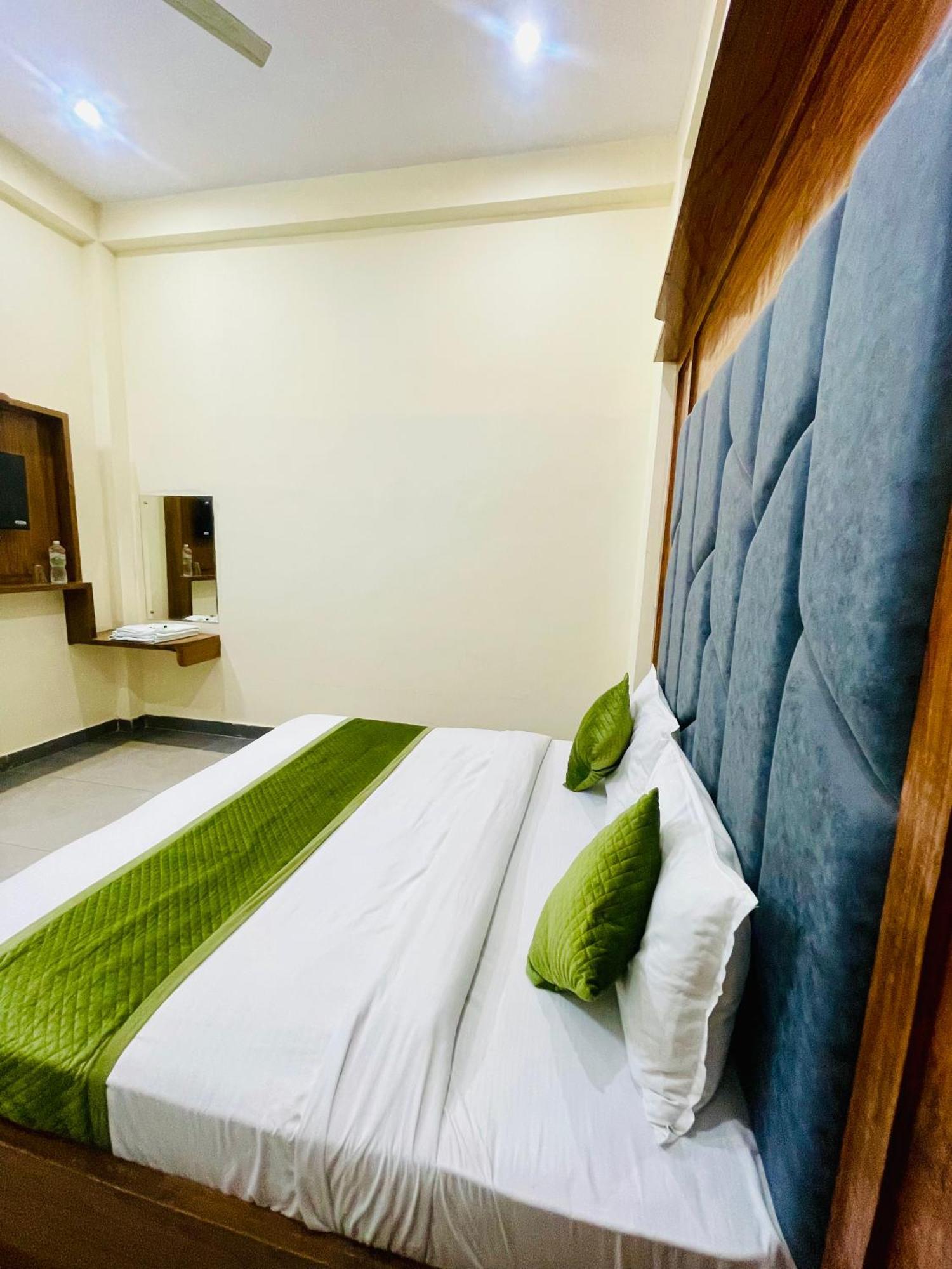 Hotel Gt International Tajganj Bagian luar foto